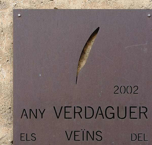 Placa commemorativa any Verdaguer. Obra Pública. Escultura. Roser Garriga Pujol, escultora, artista visual